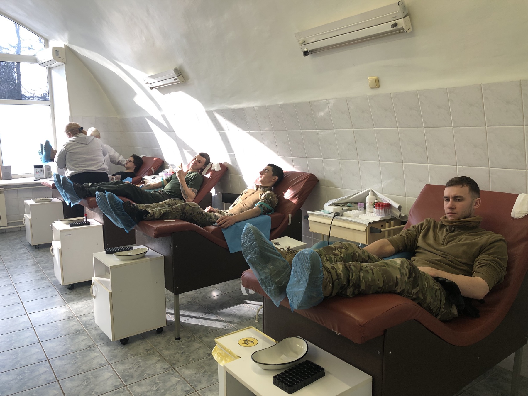 Донори здають кров у центрі крові